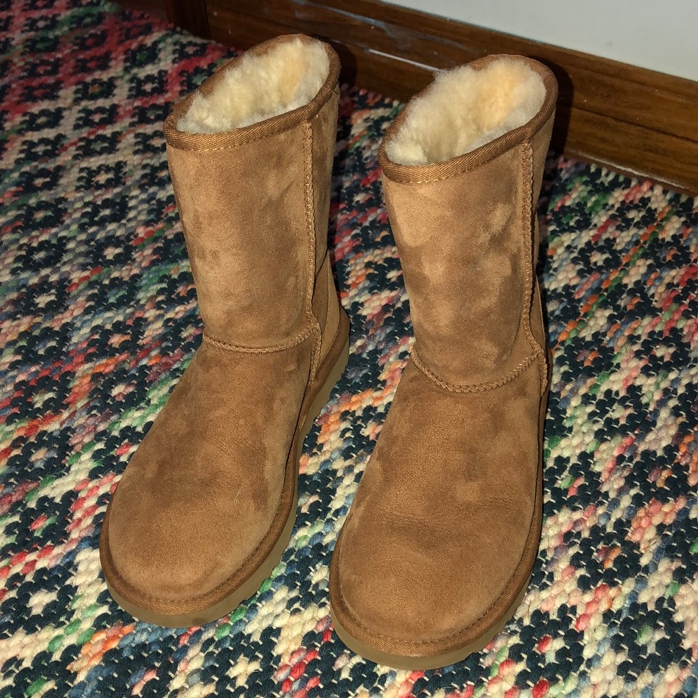 Short ugg boots